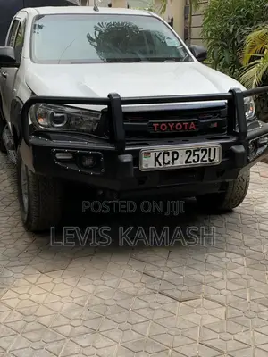 Toyota Hilux 2021 White