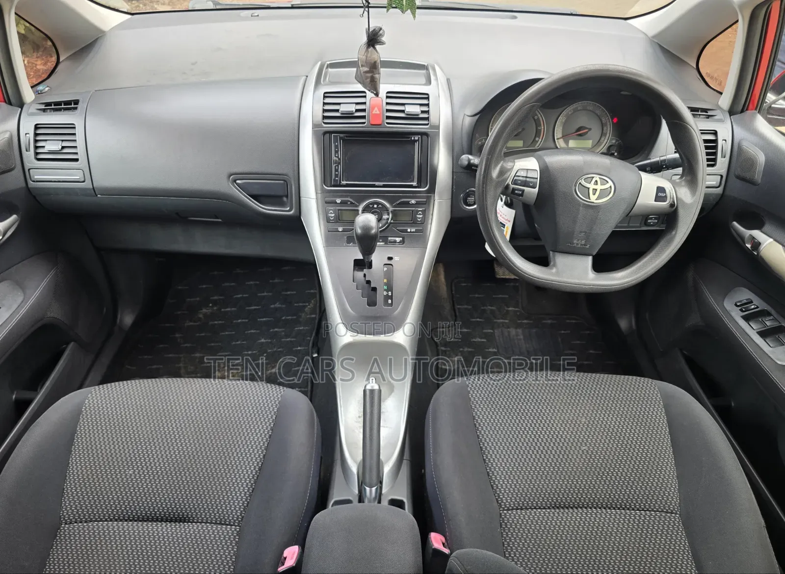 Toyota Auris 2010 Red