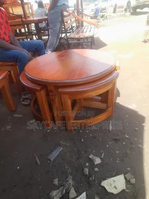Round Coffee Table With 4stools