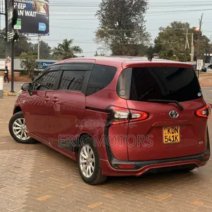Toyota Sienta 2017 Red