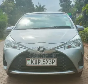 Toyota Vitz 2017 Silver