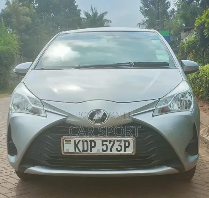 Toyota Vitz 2017 Silver