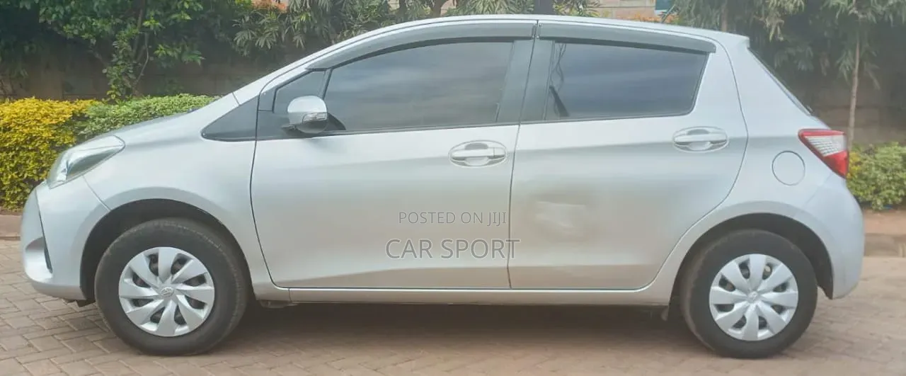Toyota Vitz 2017 Silver