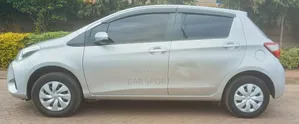Toyota Vitz 2017 Silver