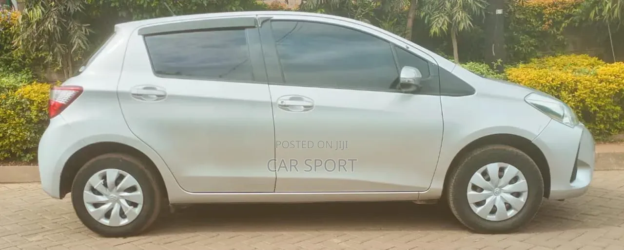 Toyota Vitz 2017 Silver