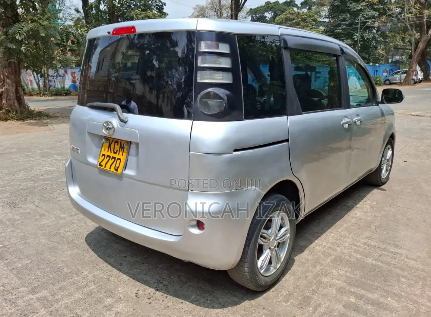 Toyota Sienta 2010 Silver