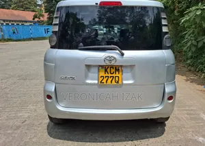 Toyota Sienta 2010 Silver