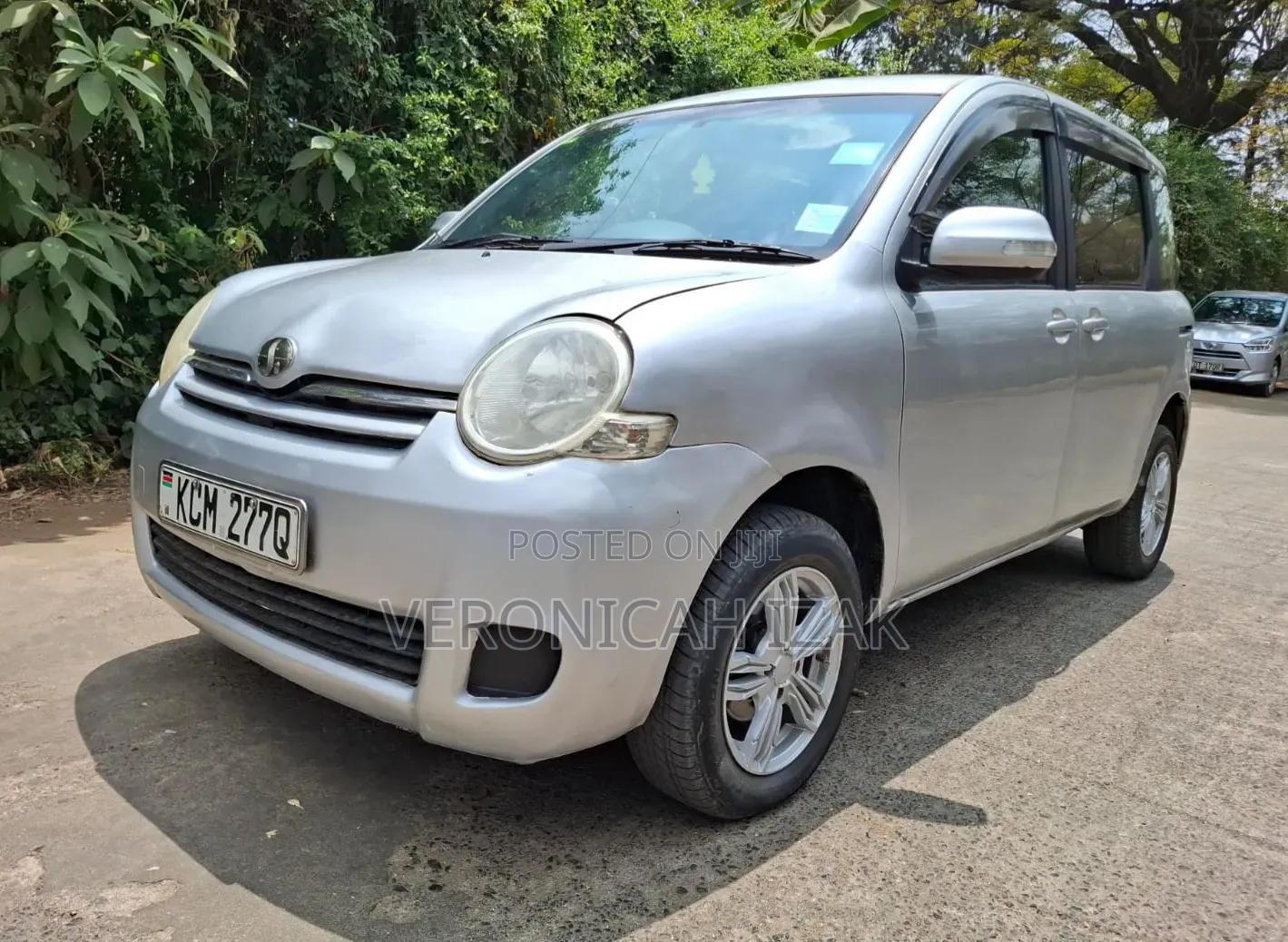Toyota Sienta 2010 Silver