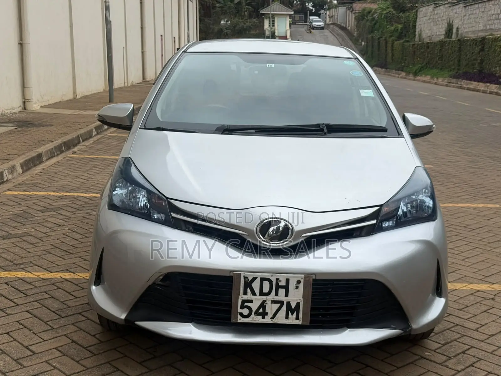 Toyota Vitz 2015 Silver
