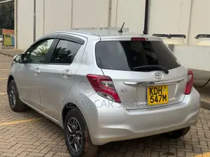 Toyota Vitz 2015 Silver