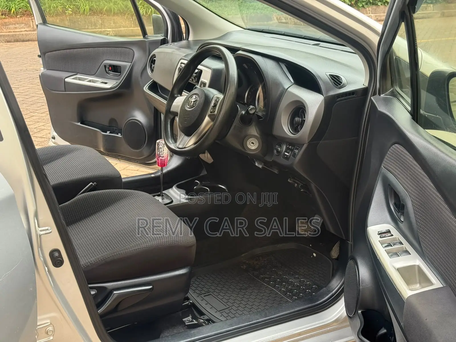 Toyota Vitz 2015 Silver
