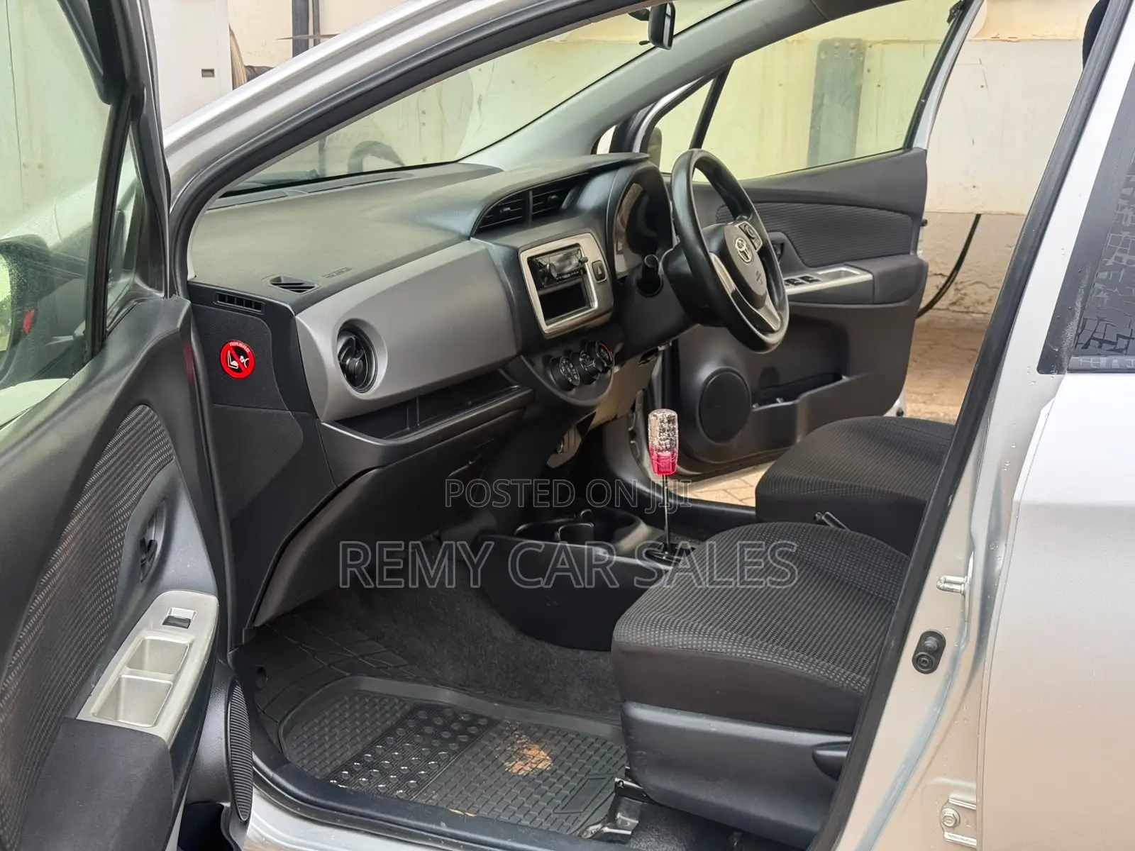 Toyota Vitz 2015 Silver
