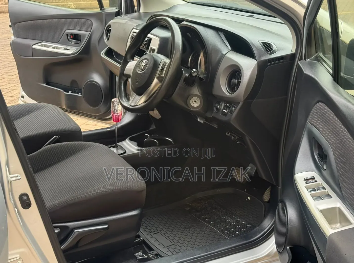 Toyota Vitz 2015 Silver