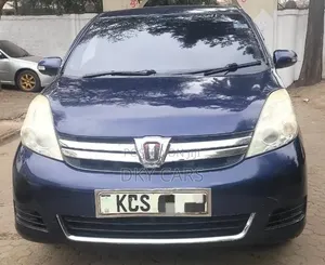 Toyota ISIS 2013 Blue