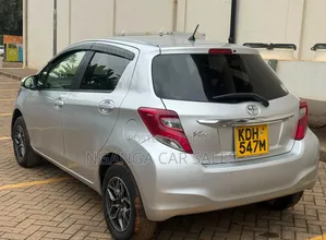 Toyota Vitz 2015 Silver