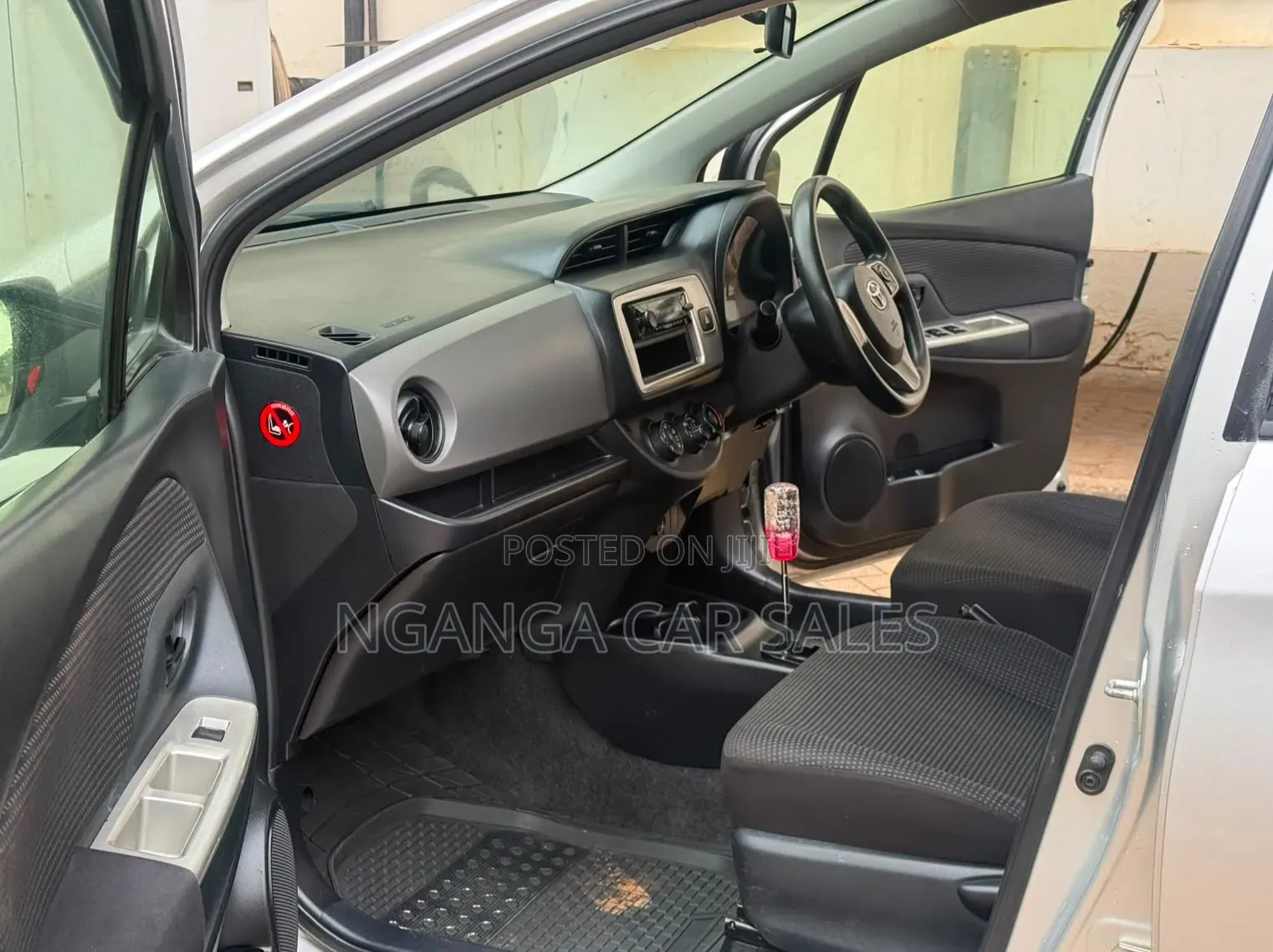 Toyota Vitz 2015 Silver