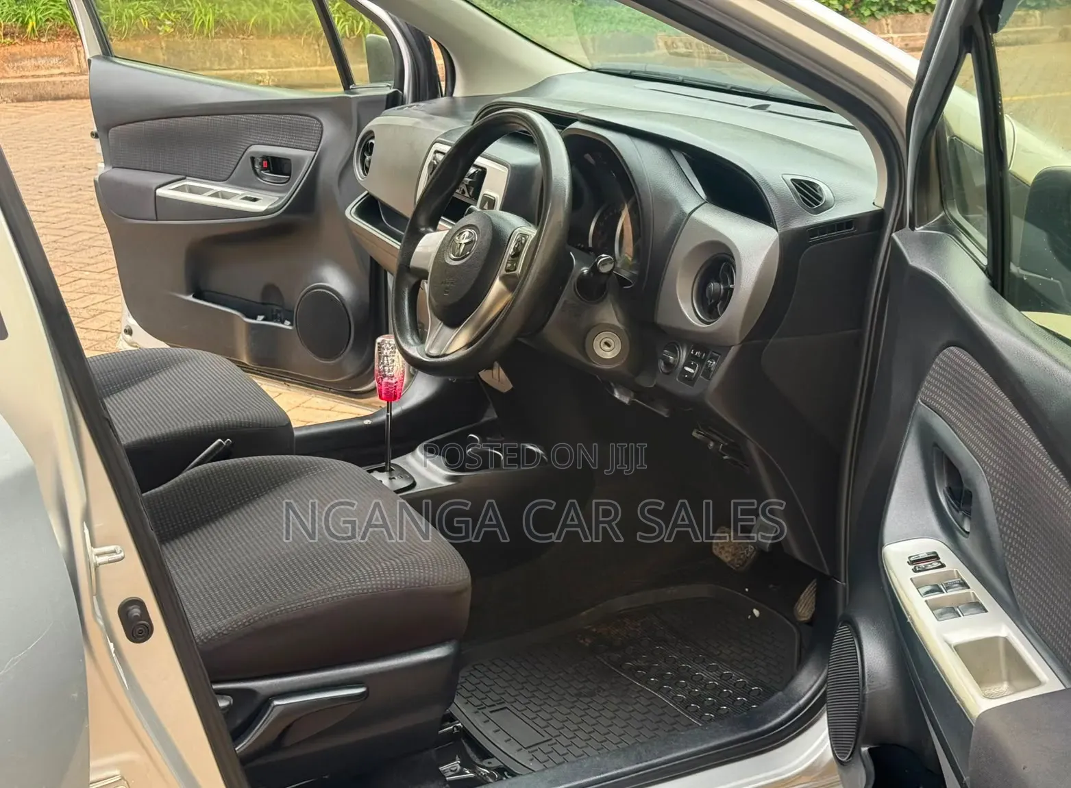 Toyota Vitz 2015 Silver