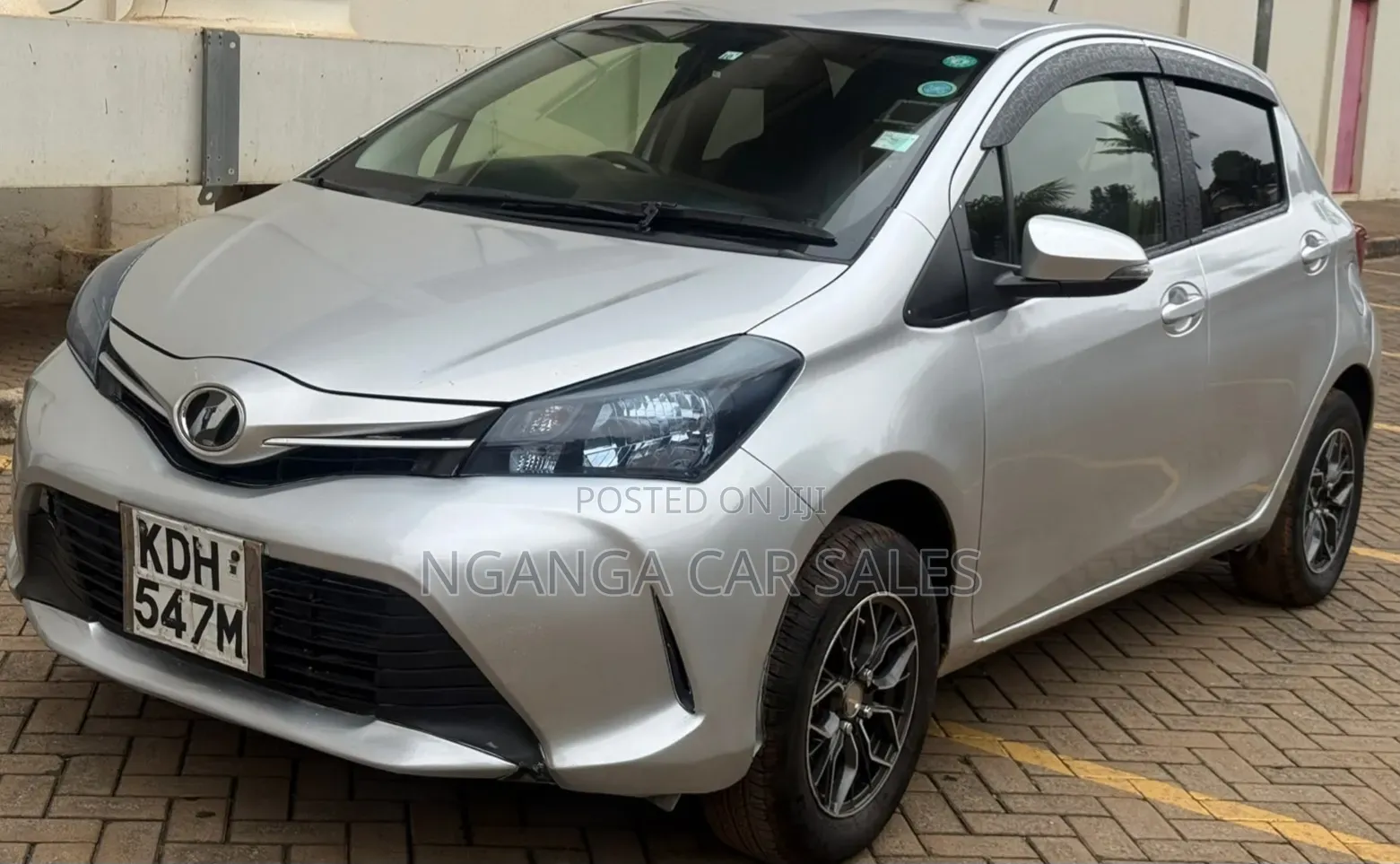 Toyota Vitz 2015 Silver