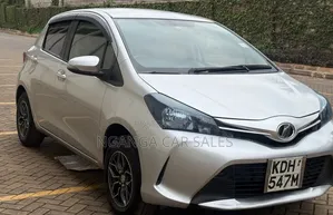 Toyota Vitz 2015 Silver