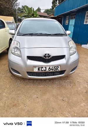 Toyota Vitz 2009 Silver