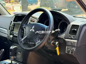 Mitsubishi Pajero 2018 Silver