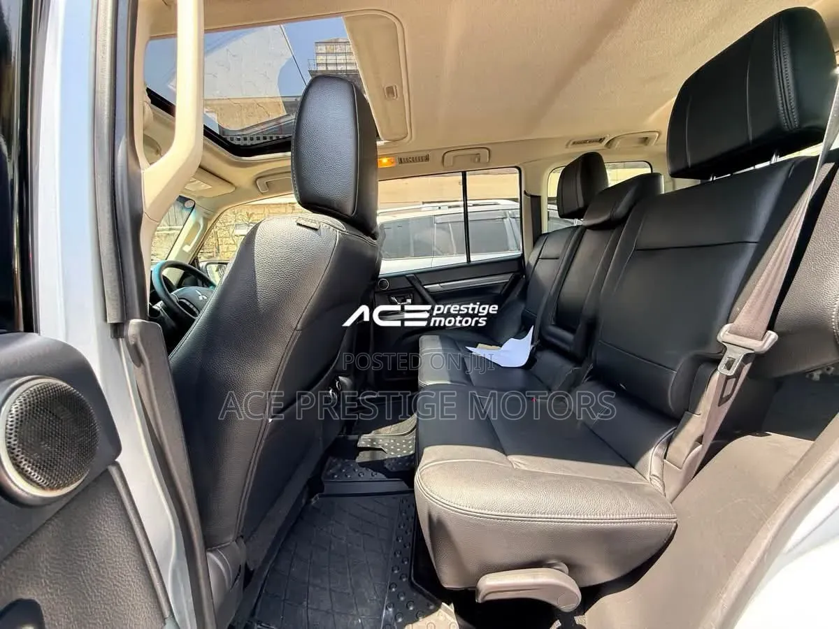 Mitsubishi Pajero 2018 Silver