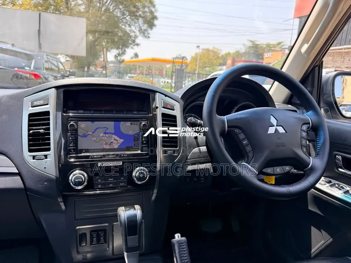 Mitsubishi Pajero 2018 Silver