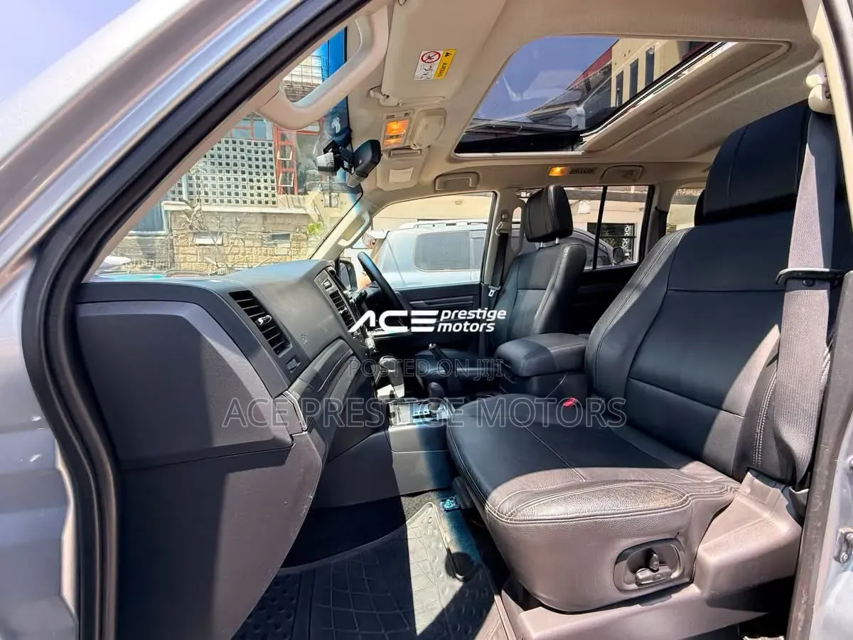 Mitsubishi Pajero 2018 Silver