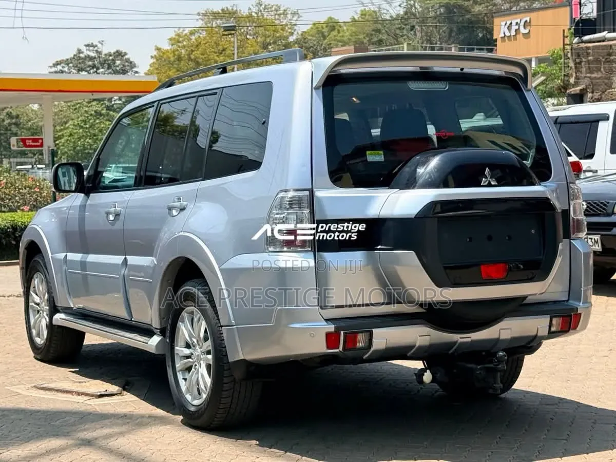Mitsubishi Pajero 2018 Silver