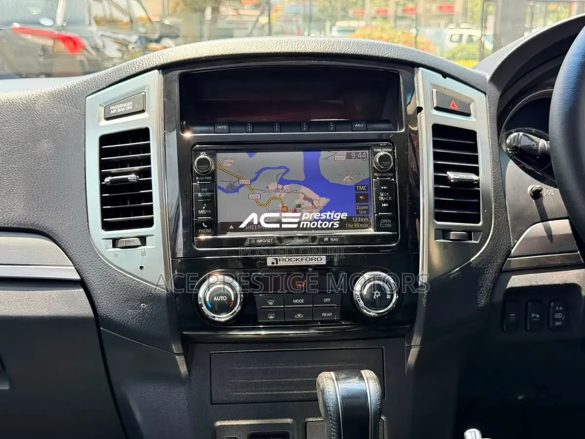 Mitsubishi Pajero 2018 Silver