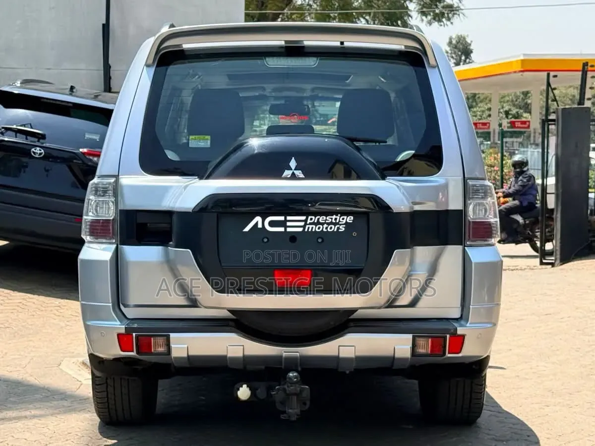 Mitsubishi Pajero 2018 Silver