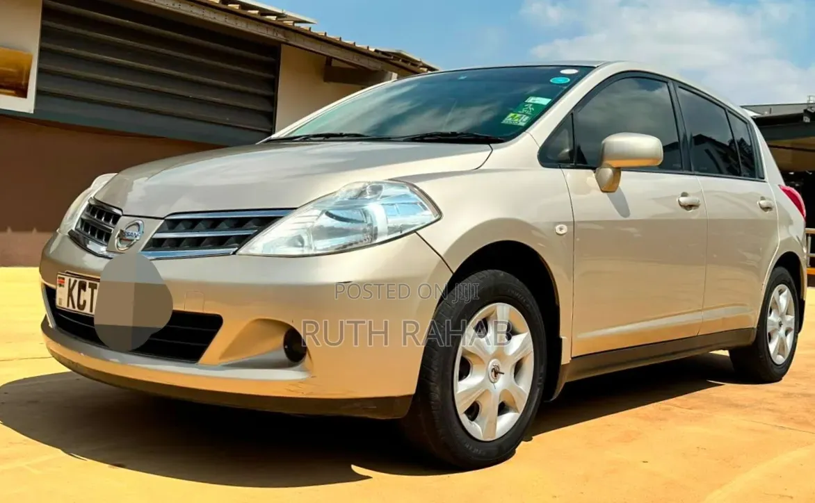 Nissan Tiida 2012 Gold