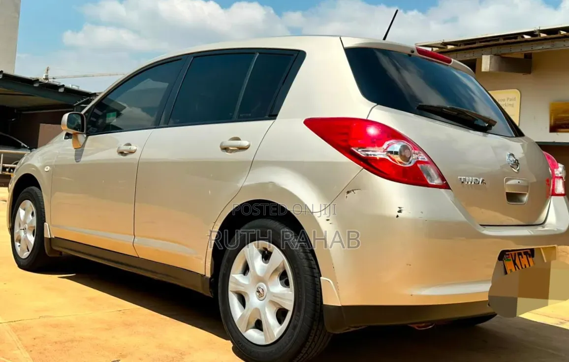 Nissan Tiida 2012 Gold
