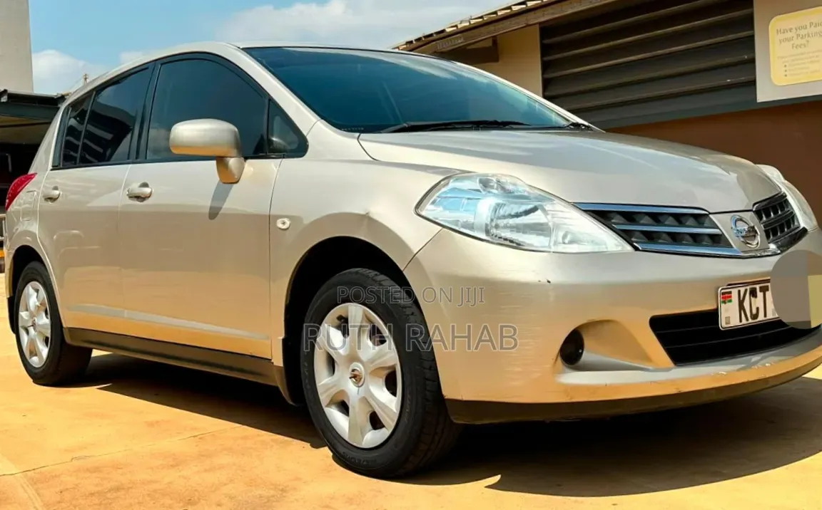 Nissan Tiida 2012 Gold