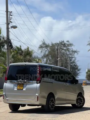 Toyota Noah 2015 Silver
