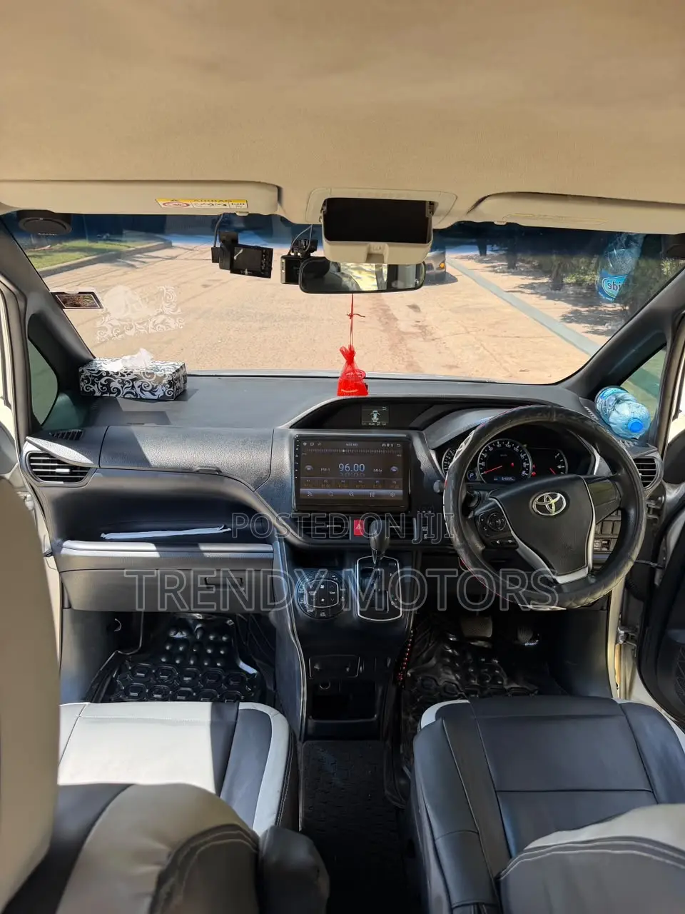 Toyota Noah 2015 Silver