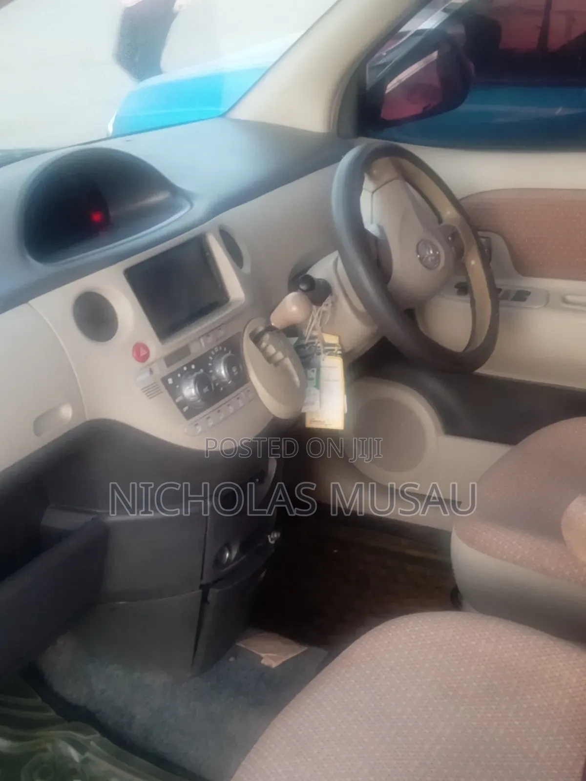 Toyota Sienta 2015 Red