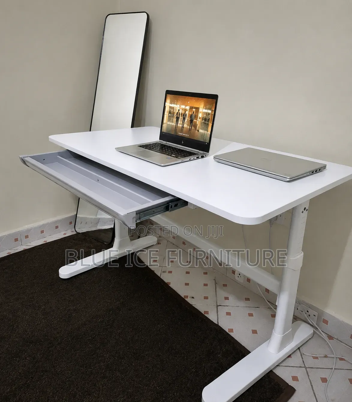 Manual Adjustable:Adjustable White Office Table With Cable Management