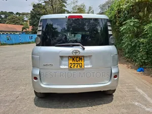 Toyota Sienta 2010 Silver