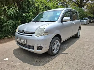 Toyota Sienta 2010 Silver