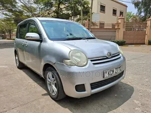 Toyota Sienta 2010 Silver
