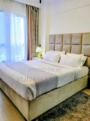 5×6 Upholstered Bed – Beige/Gold