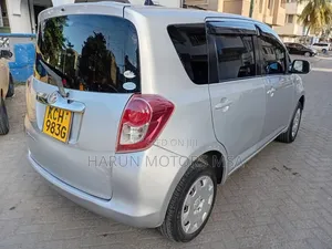 Toyota Ractis 2010 Silver