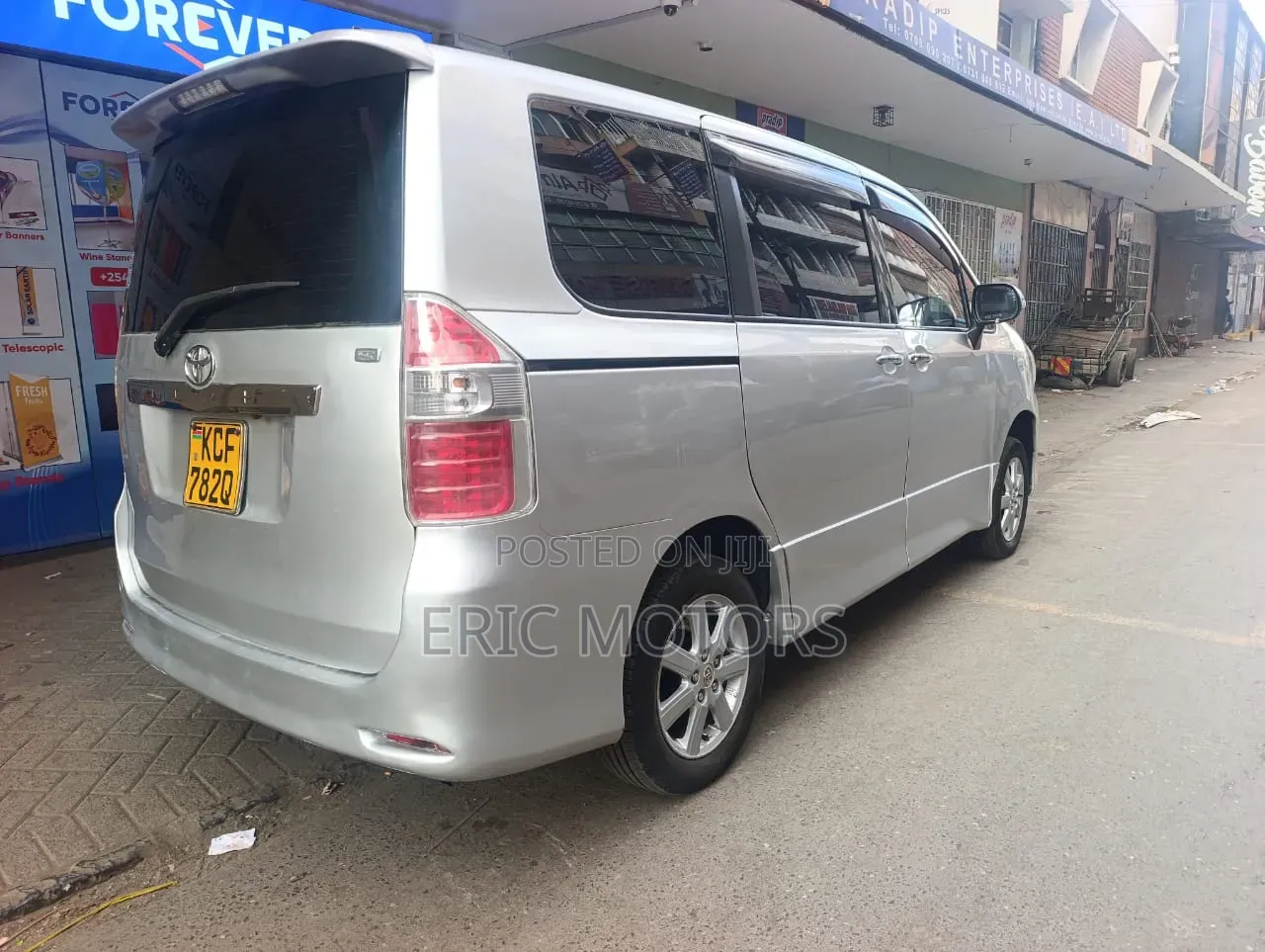 Toyota Noah 2009 Silver