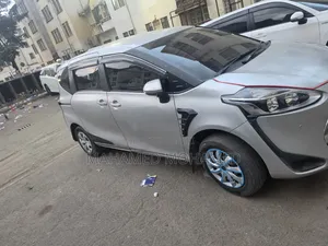 Toyota Sienta 2019 Silver
