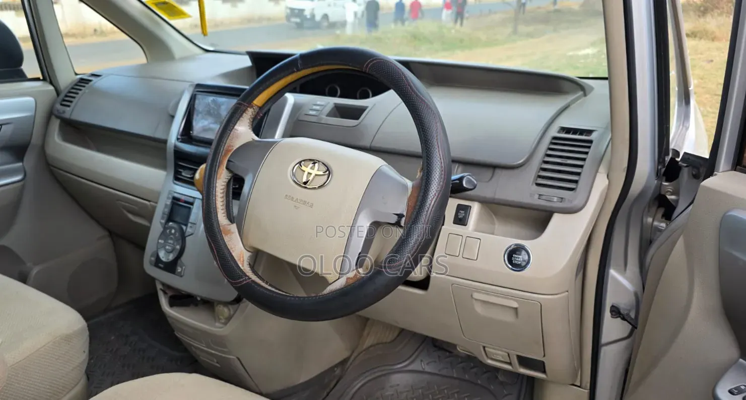 Toyota Noah 2008 Silver