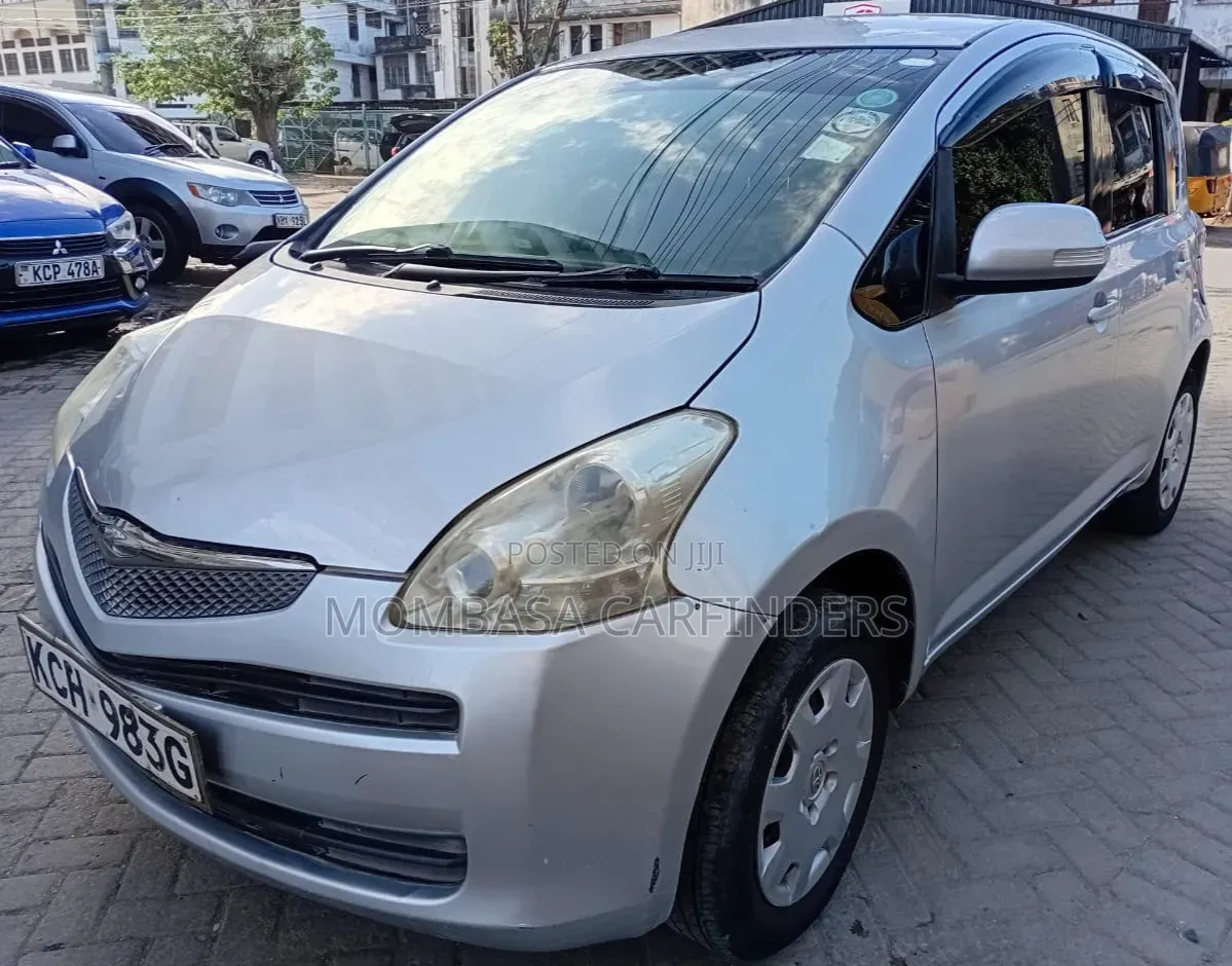 Toyota Ractis 2010 Silver