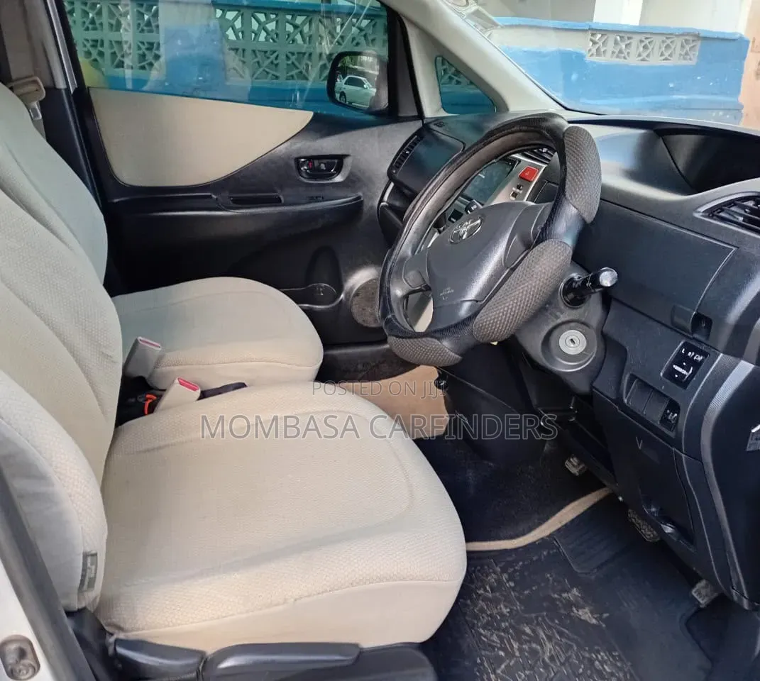 Toyota Ractis 2010 Silver