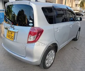 Toyota Ractis 2010 Silver