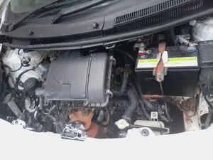 Toyota Vitz 2010 White
